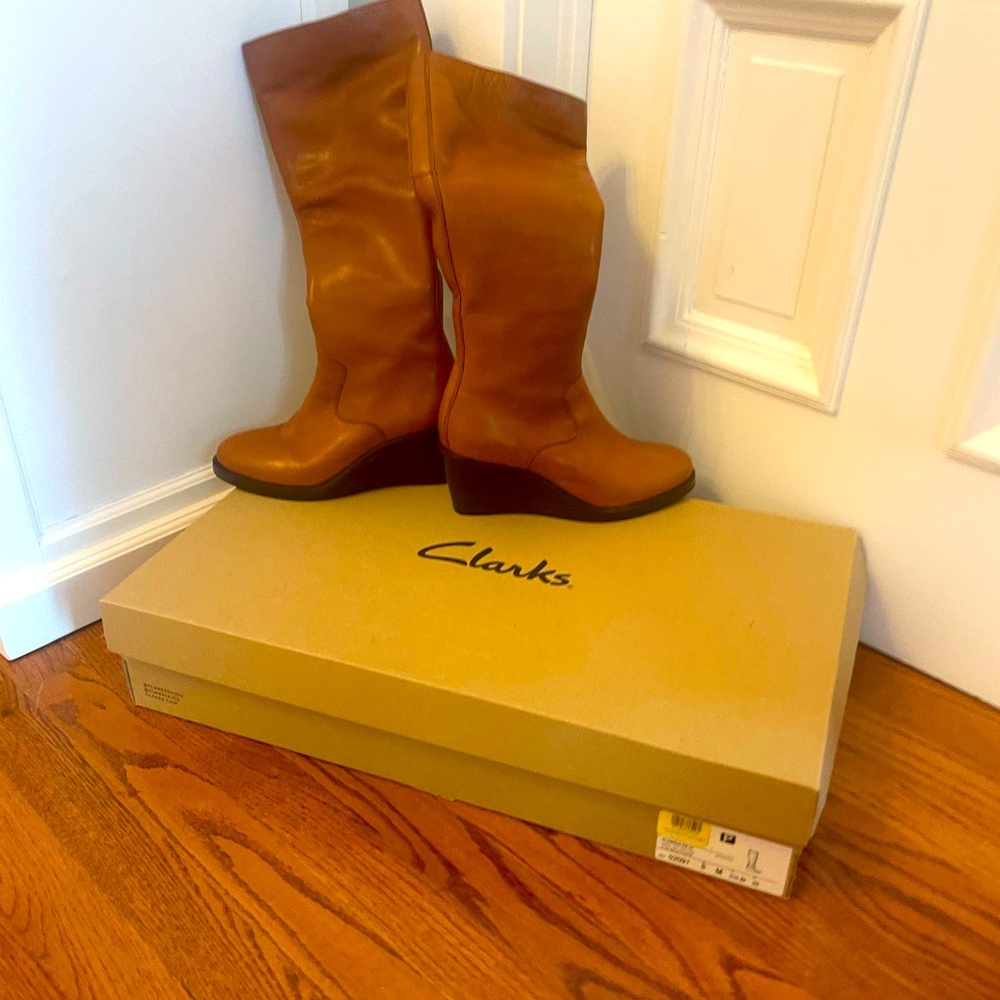 Brand New Clarks Clarkdale Hi Leather Boot, size 8. Dark Tan colour.